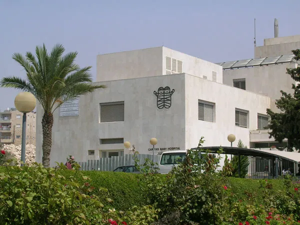 Das Gebäude des Caritas Baby Hospitals in Bethlehem mit Palmen davor