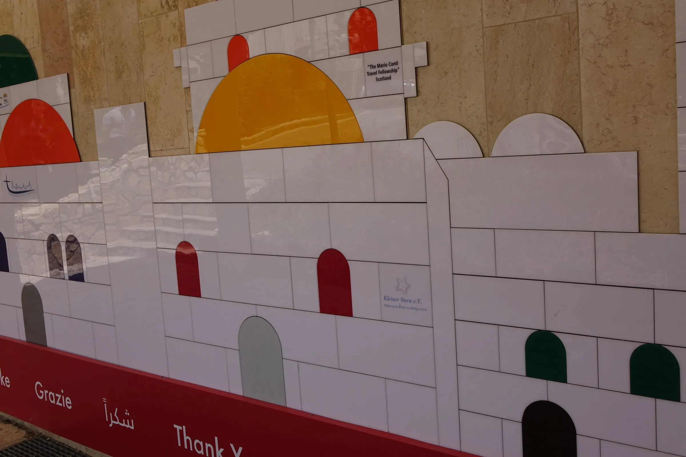 Die Großspenderwand an der Kapelle des Caritas Baby Hospitals, eine Silhouette von Bethlehem aus Steinen